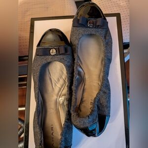 Tahari Gibson 8.5 Grey Flats